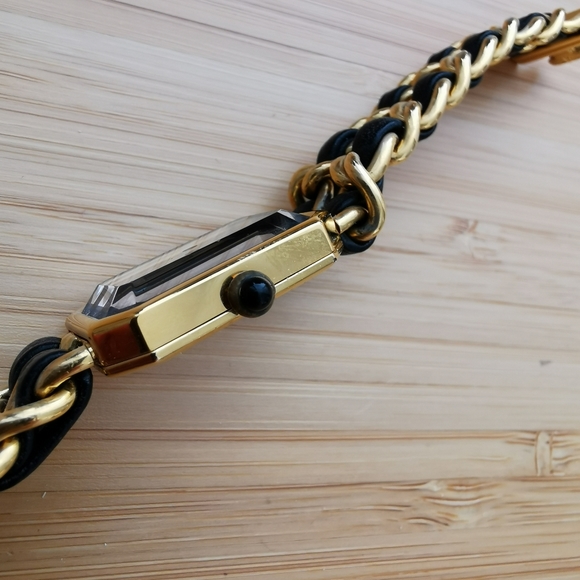 AUTHENTIC CHANEL watch with box size M - Picture 5 of 16